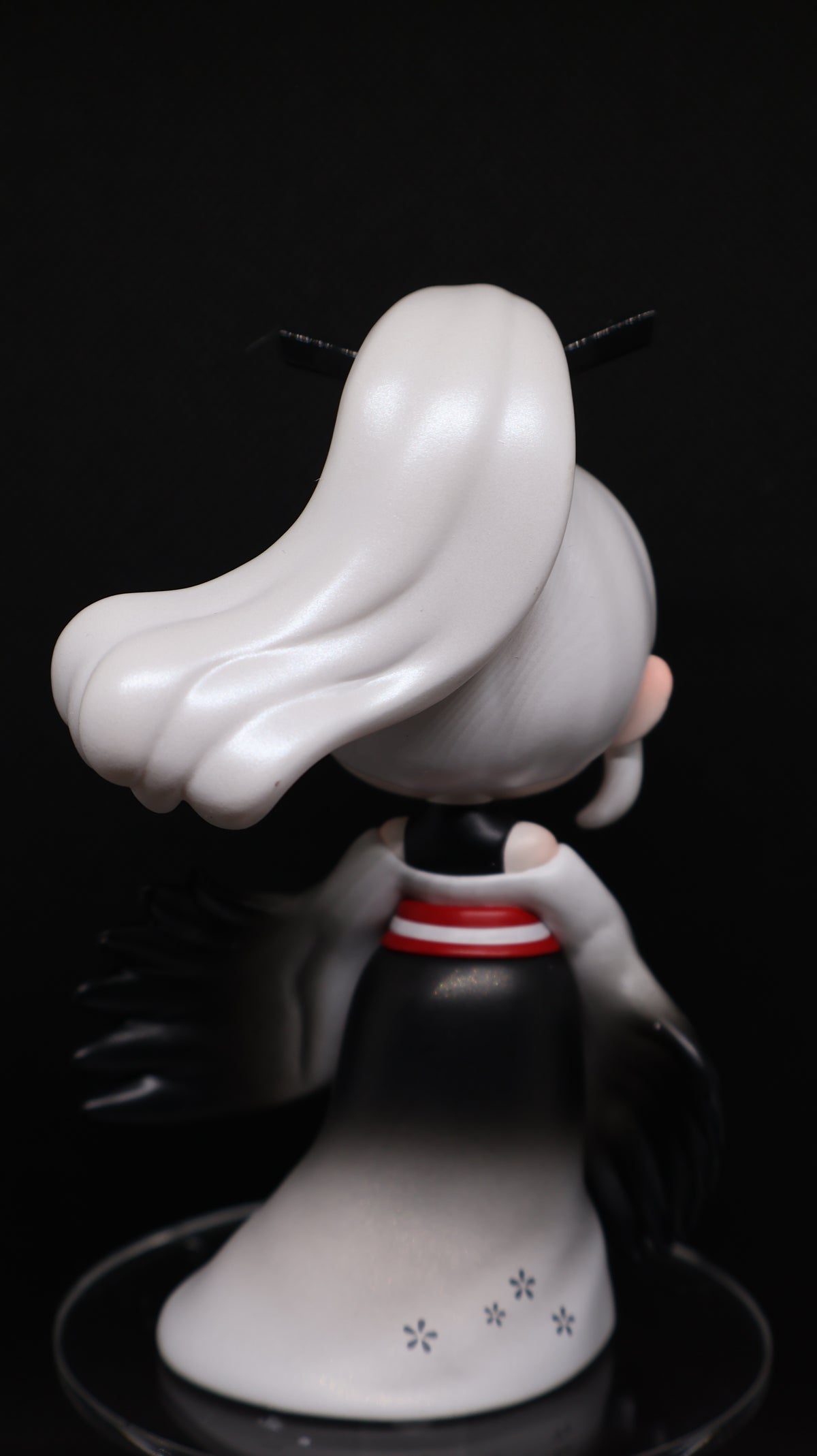 🪽 ANITA Crane Collectible Figure – White & Black