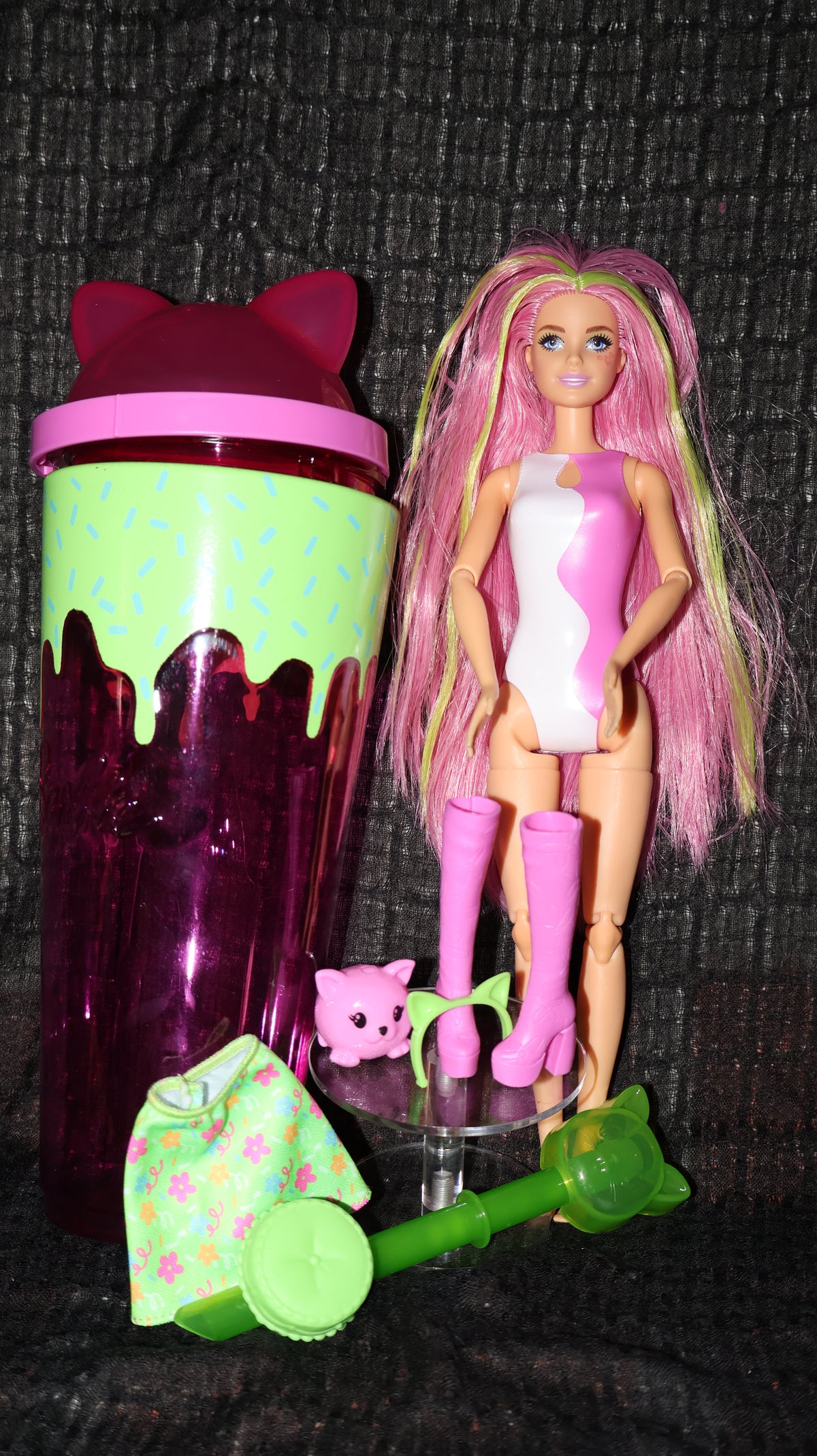 🐱💗 Barbie Pop Reveal – Pink & Green Doll with Accessories
